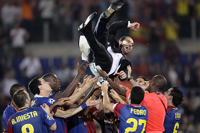 El entrenador del Barça es lanzado por sus jugadores que festejan el triplete tras la obtención de la Champions