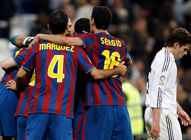 Los de Guardiola se colocan líderes después de derrotar al Madrid (0-2) en su feudo.