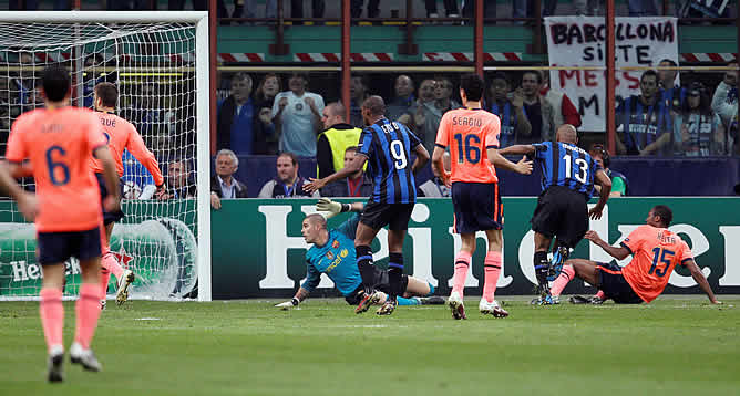 En la imagen Maicon marca el segundo gol del Inter