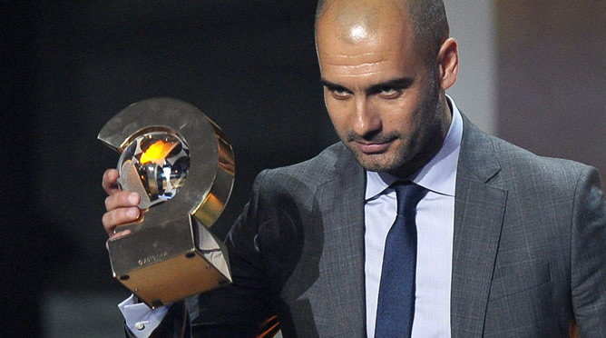 El entrenador del F.C. Barcelona Josep Guardiola recibe el galardón de mejor entrenador del 2011 durante la gala del Balón de Oro de la FIFA 2011 en el palacio de congresos de Zúrich (Suiza)