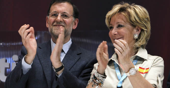 Mariano Rajoy y  Esperanza Aguirre aplauden durante el acto de clausura del XV Congreso regional del partido en Madrid