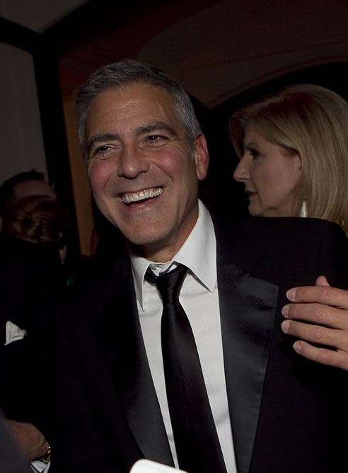 FOTOGALERIA: El actor George Clooney ríe en la cena anual de la Asociación de Corresponsales de la Casa Blanca mientras atiende a los medios