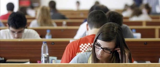 Estudiantes universitarios realizan un examen