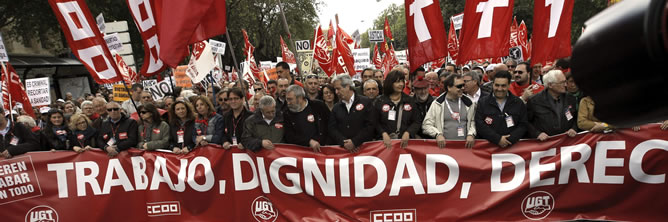 Cabeza de la manifestación convocada por los sindicatos en Madrid bajo el lema "Trabajo, dignidad, derechos. Quieren acabar con todo" para celebrar el Primero de Mayo