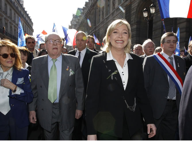 La líder de Frente Nacional encabeza uno de los desfiles celebrados en Francia con motivo del Primero de Mayo