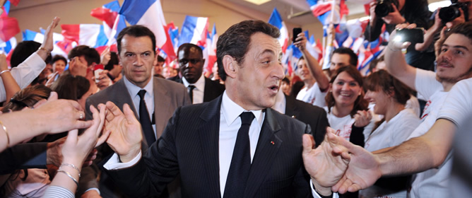 El actual presidente y candidato a las elecciones, Nicolas Sarkozy, saluda a sus simpatizantes durante un mitin en Avignon al sur de Francia