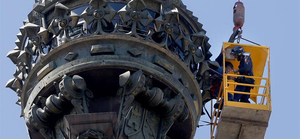 Los Bomberos de Barcelona han rescatado con una grúa a los turistas que han quedado atrapados en el mirador del monumento a Colón