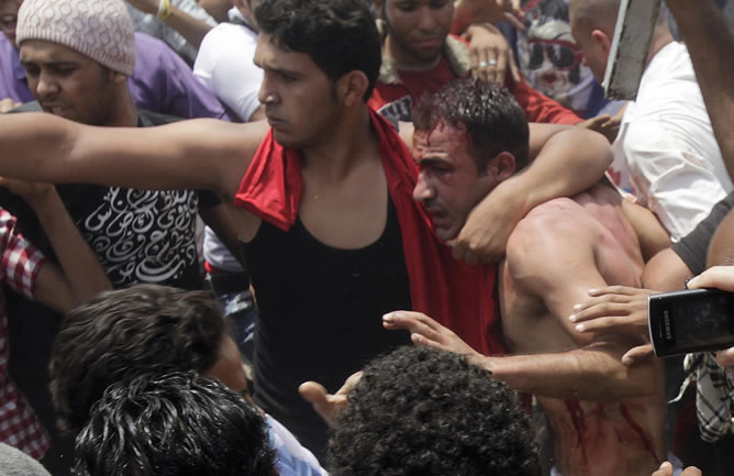 Agitadores se enfrentan a manifestantes islamistas en El Cairo