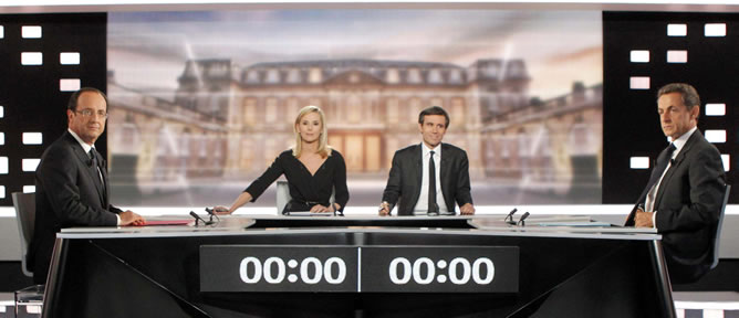 François Hollande, a la izquierda; y Nicolas Sarkozy, a la derecha, en el comienzo del debate