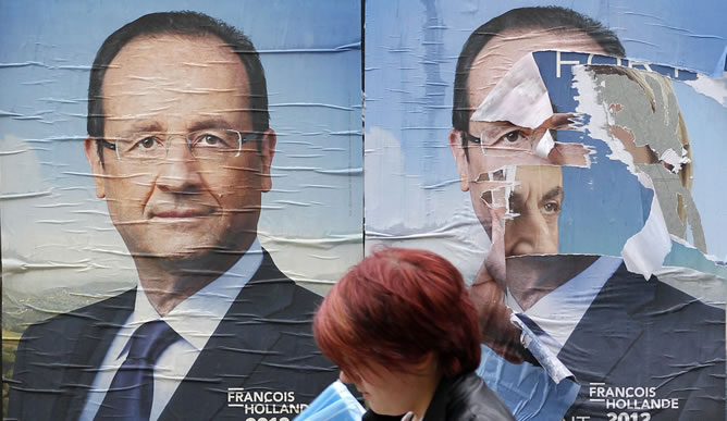 Carteles de François Hollande en las calles de París