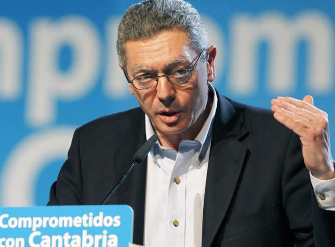 El ministro de Justicia, Alberto Ruiz Gallardón se dirige a los militantes que asistieron al XI Congreso Regional del PP en Cantabria, celebrado en el Palacio de Festivales en Santander.