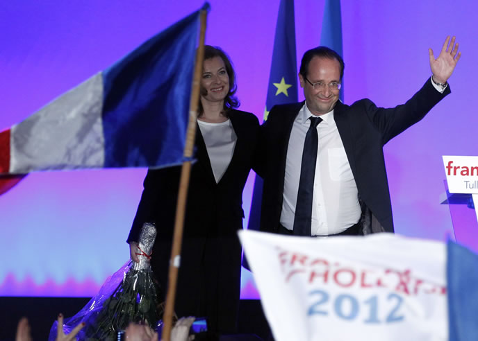 François Hollande, candidato presidencial del Partido Socialista, celebra con su histórica compañera Valerie Trierweiler los resultados de la votación de segunda ronda de las elecciones presidenciales francesas.