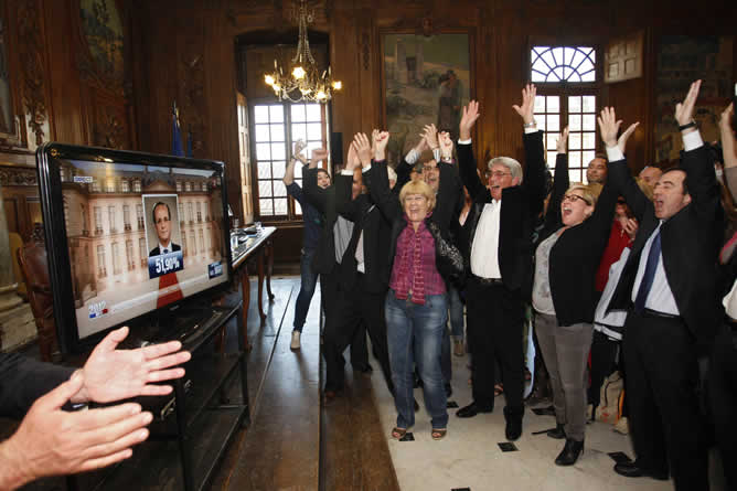 Simpatizantes de François Hollande celebran la vistoria electoral