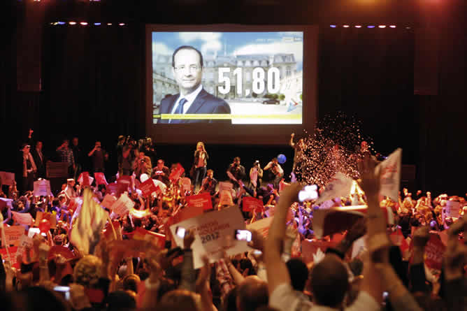 Simpatizantes del Partido Socialista francés celebran los resultados en la sede del partido