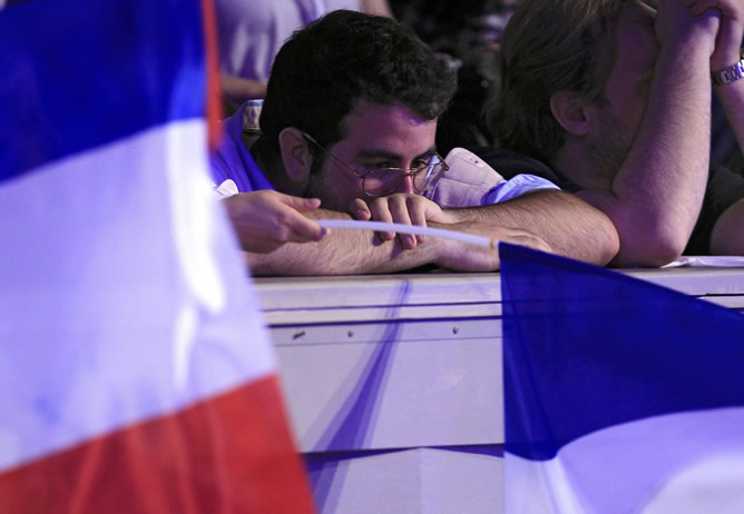 Simpatizante del partido de Sarkozy, el UMP, tras conocer los resultados de los sondeos