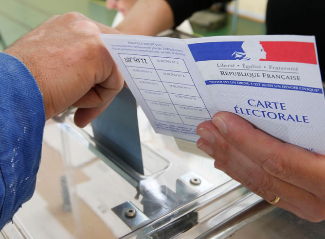 Los ciudadanos franceses mayores de 18 años podrán ejercer su derecho al voto hasta las seis de la tarde,