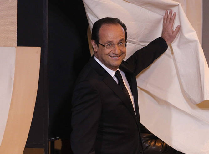 El candidato socialista a la Presidencia de Francia, François Hollande, vota durante la segunda y definitiva vuelta de los comicios presidenciales galos, en Tulle, Francia