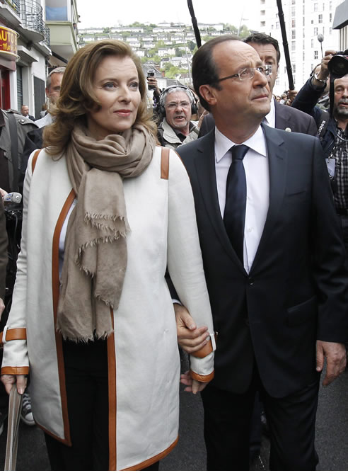 El candidato socialista a la Presidencia de Francia, François Hollande y su compañera, Valerie Trierweiler, salen de un colegio electoral tras votar durante la segunda y definitiva vuelta de los comicios presidenciales galos, en Tulle