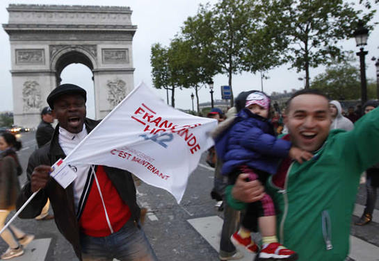 FOTOGALERIA: Los franceses celebran el triunfo de Hollande por las calles de París