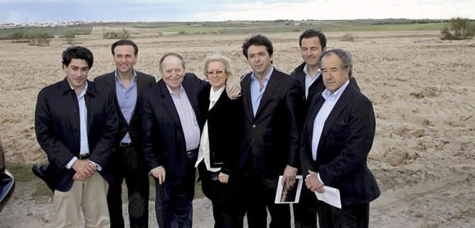 El inversor norteamericano Sheldon Adelson ( 3 izda) durante su visita a los terrenos ubicados en el municipio de Alcorcón, donde podría emplazarse el complejo conocido como Eurovegas