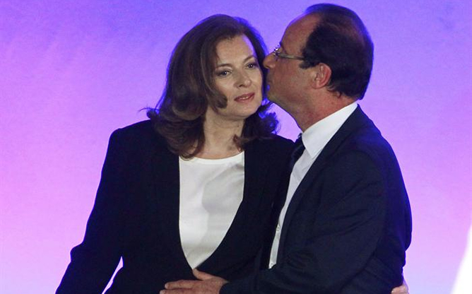 El candidato presidencial por el Partido Socialista Francés, Francois Hollande besa su compañera, Valerie Trierweiler luego de conocer los resultados que le dieron la victoria electoral.