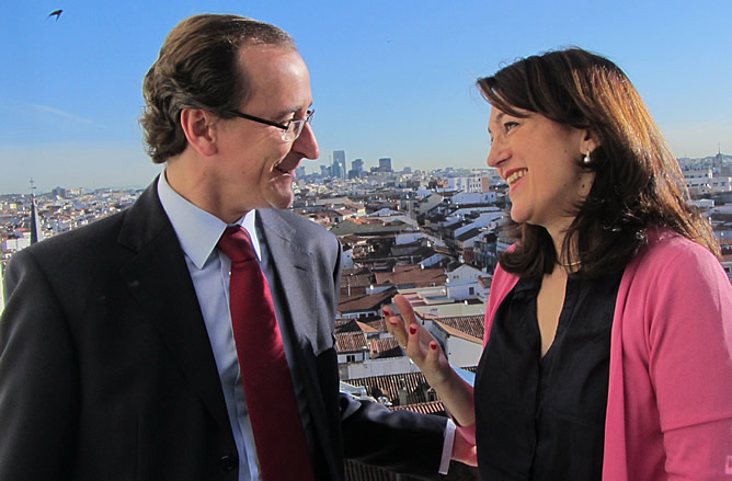 Los portavoces parlamentarios de PP (Alfonso Alonso) y PSOE (Soraya Rodríguez), en la terraza de la Cadena SER minutos antes del 'cara a cara' que han celebrado en 'Hoy por Hoy'