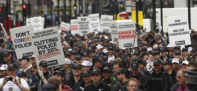 La policía se suma a la protesta en Londres por la reforma de las pensiones