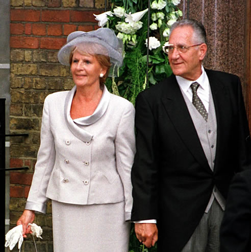 Juan María Urdangarin y su esposa Clara Liebaert, tras asistir al enlace matrimonial de Alexia de Grecia y Carlos Morales en 1999