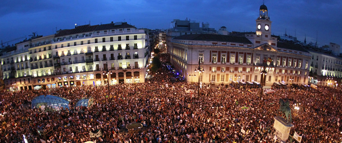Integrantes del Movimiento 15M abarrotan esta noche la céntrica Puerta del Sol de Madrid en el primer aniversario del movimiento reivindicativo.