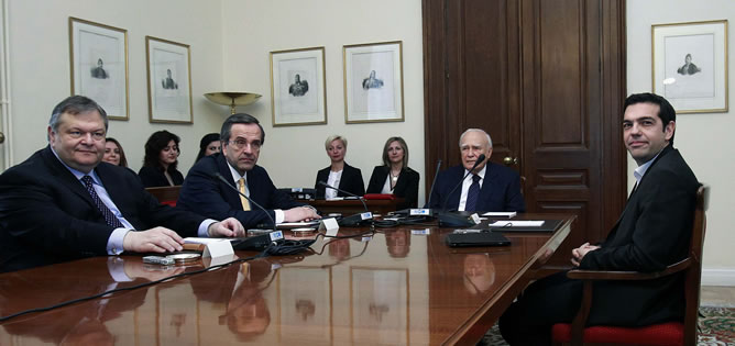 Papoulias durante la reunión con Venizelos, Samaras y Tsipras este domingo en Atenas