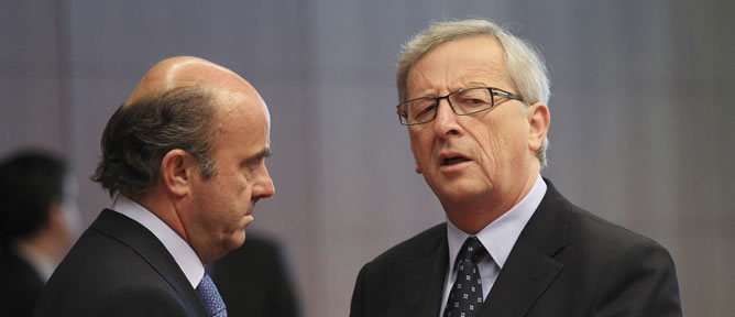 Guindos y Juncker conversan antes de la reunión del Eurogrupo