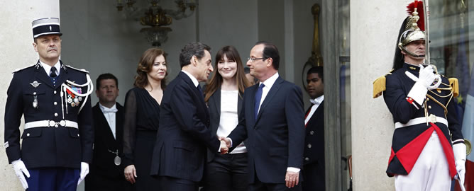 El presidente saliente, Nicolas Sarkozy, estrecha la mano de su sucesor, François Hollande , a las puertas del Palacio del Elíseo.
