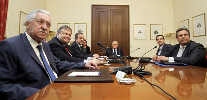 El presidente griego, Karolos Papulias (c), ser reúne con el líder de la conservadora ND, Antonis Samarás (3-i); de Syriza, Alexis Tsipras; del Movimiento Socialista Panhelénico (Pasok), Evangelos Venizelos (2-i); con el jefe de la formación derechista Griegos Independientes, Panos Kammenos; y con el líder de la izquierdista Dimar, Fotis Kouvelis, para tratar de formar un gobierno de tecnócratas que saque a Grecia del atolladero