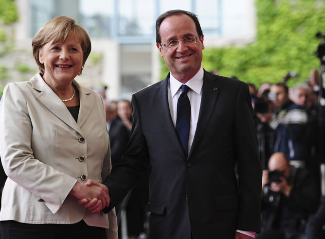 La canciller alemana, Angela Merkel, recibe al presidente de Francia, Fraçois Hollande, en la Cancillería federal, en Berlín