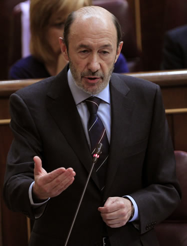 El líder del PSOE, Alfredo Pérez Rubalcaba, durante su intervención en la sesión de control al Gobierno en el Congreso, en la que ha reiterado su oferta de diálogo al jefe del Ejecutivo