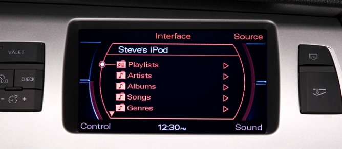Detalle del menú en un coche de Audi con un iPod enchufado a su equipo de sonido