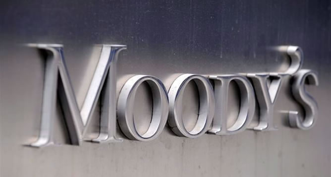 El logotipo de la agencia de calificación Moody's, en la fachada de su sede en Nueva York