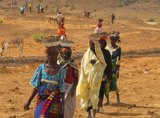 FOTOGALERIA: Un grupo de mujeres de Ibohamane trabajan en la construccion de un dique para canalizar las esperadas lluvias