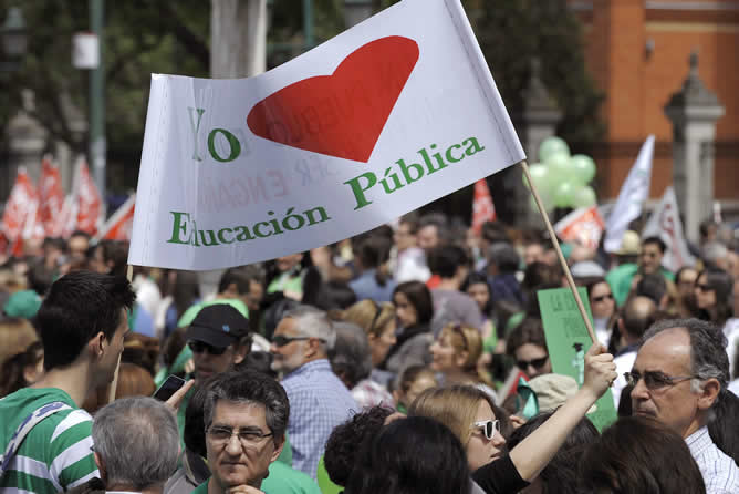 La concentración convocada este mediodía por los sindicatos CSI-F, STECyL, Anpe, CCOO y UGT en Valladolid, durante la jornada de huelga para protestar contra los recortes en educación.