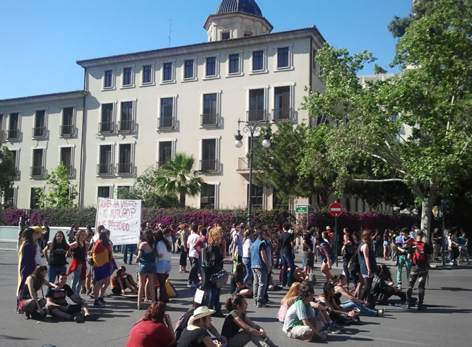 A falta de 30 minutos de arrancar la manifestacion de Valencia por la enseñanza publica un grupo de estudiantes cortaba la calle a la altura del instituto Luis Vives, donde se inicio la llamada primavera valenciana