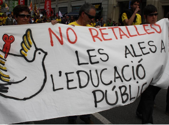 La manifestación circula por las calles de Barcelona con muchas pancartas en favor de la educación pública