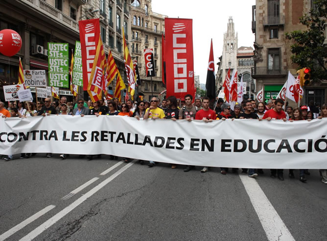 La manifestación circula por las calles de Barcelona con muchas pancartas en favor de la educación pública