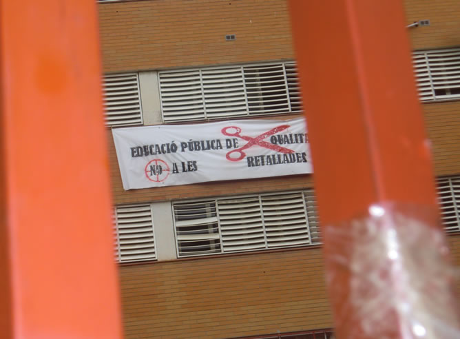 Un instituto en Barcelona muestra una pancarta en su fachada contra los recortes en educación