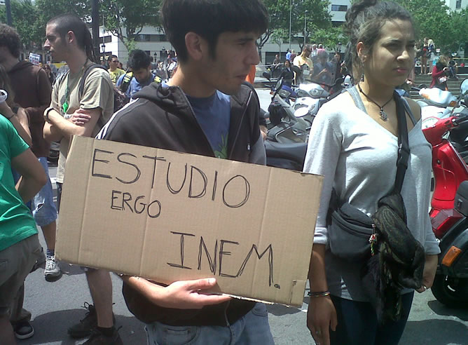 Un joven lleva en su pancarta la frase 'Estudio ergo Inem' en defensa de la educación pública