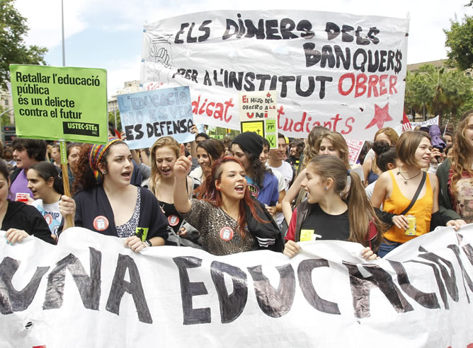 Varios miles de estudiantes, profesores y padres y madres de alumnos han iniciado una manifestación en la plaza Universitat de Barcelona