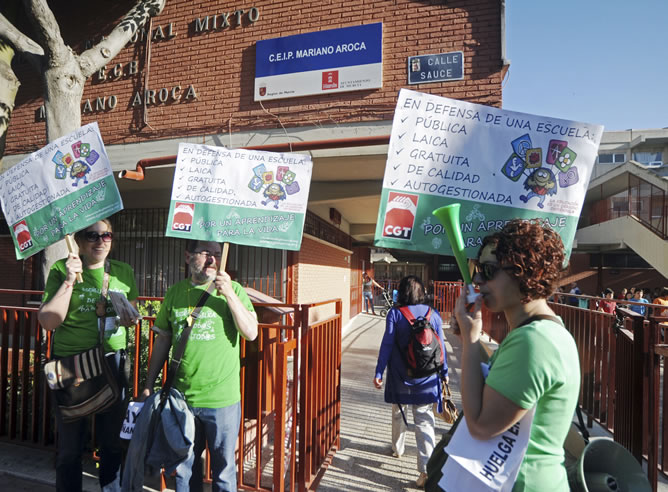 Un piquete informativo se concentró esta mañana en las puertas del colegio público Mariano Aroca, en Murcia