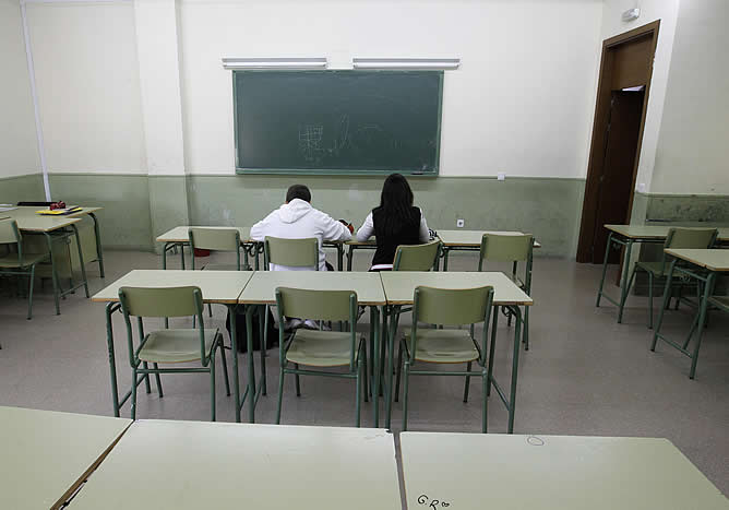 Dos estudiantes en una clase vacía en un institiuto de El Espinillo (Madrid)