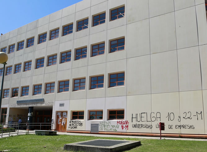 Vista de la entrada a la Facultad de Ciencias Económicas y Empresariales del campus de Somosaguas de la Universidad Complutense de Madrid