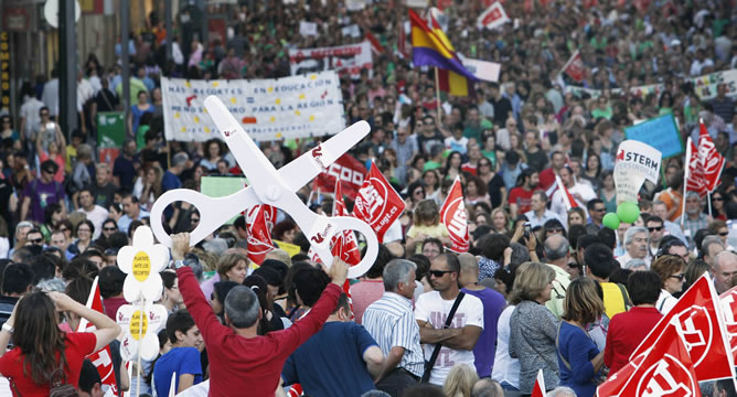 Gran número de personas durante la manifestación por las calles de Murcia