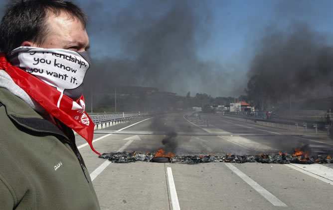 Un grupo de mineros ha cortado con barricadas de neumáticos ardiendo la Autopista A-8, cerca de Avilés, en el marco de las protestas contra los recortes del Ministerio de Industria para el sector.